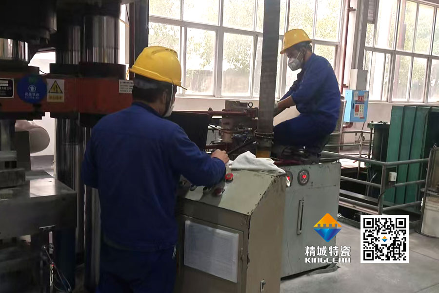 以厂为家，，，，，，，，勇于继续：魏科班组自主刷新压机纪实